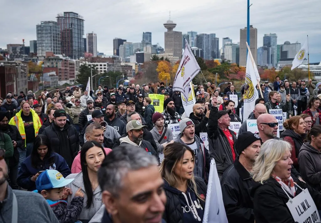 Employers and the union representing supervisors embroiled in a labour dispute that triggered a lockout at British Columbia's ports will attempt to reach a deal when talks restart this weekend. Darryl yck/ The Canadian Press