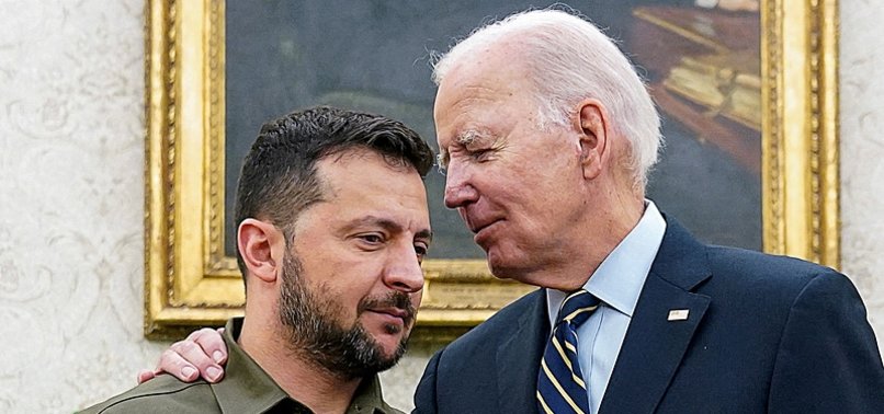 Ukrainian President Volodymyr Zelenskiy is embraced by U.S. President Joe Biden in the Oval Office of the White House in Washington, September 21, 2023. (REUTERS File Photo)